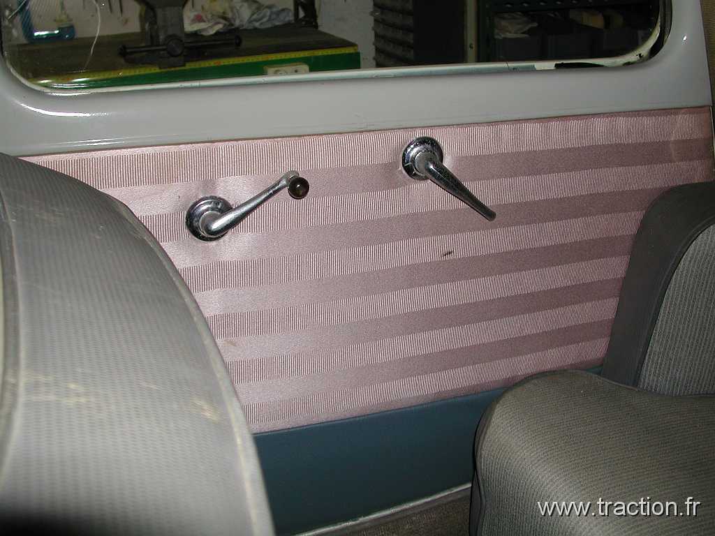 2001_08_20 Biltzheim 0059.jpg - D'origine, c'est du tissus gris rayé identique à la banquette et aux sièges.